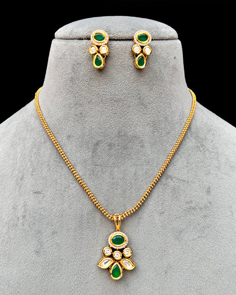 Designer Gold Plated Royal Kundan Pendant Set (D879)