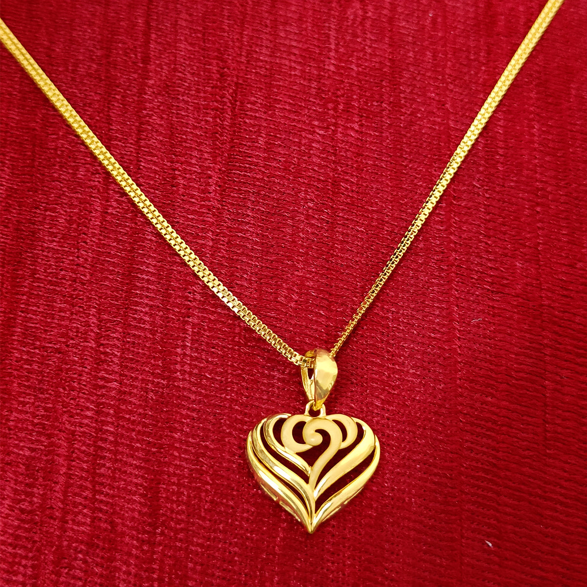 22 KT Gold Unisex Loving Heart Pendant with Earring (D36)