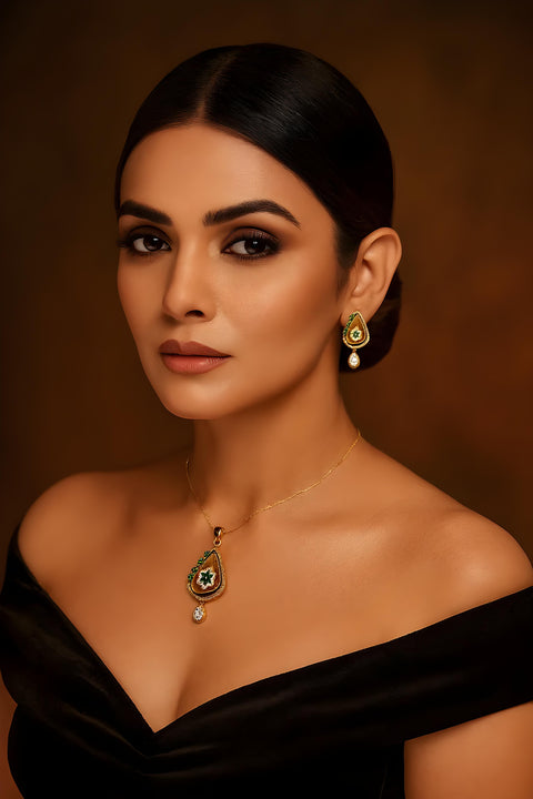 Designer Elegant Gold Plated Royal Kundan Pendant Set (D1194)