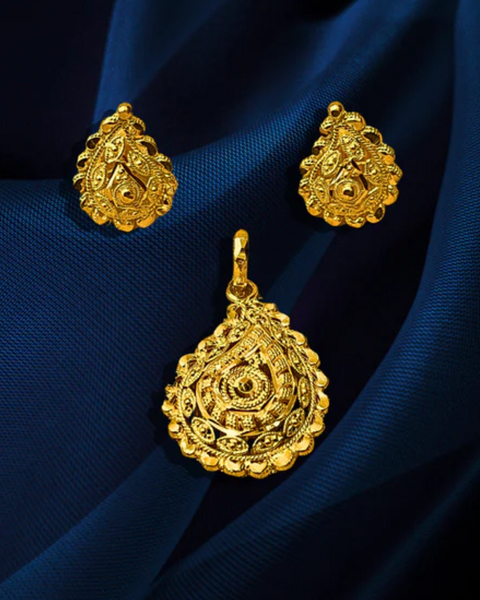 22 KT Gold Designer Engraved Pendant Set (D121)
