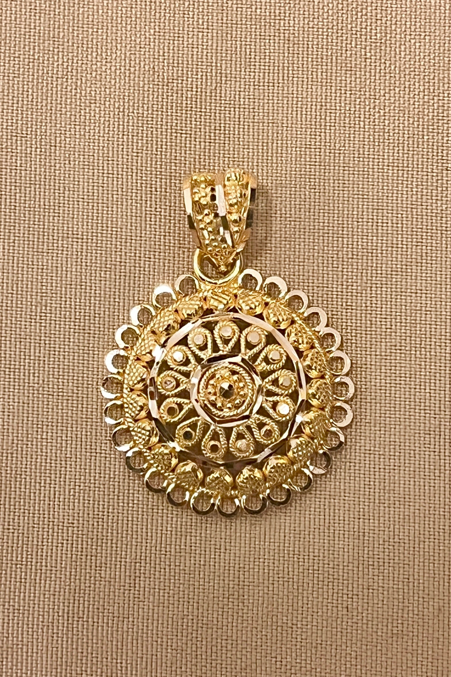 Purchase this 22 KT gold designer round pendant set right now at Paaie ...