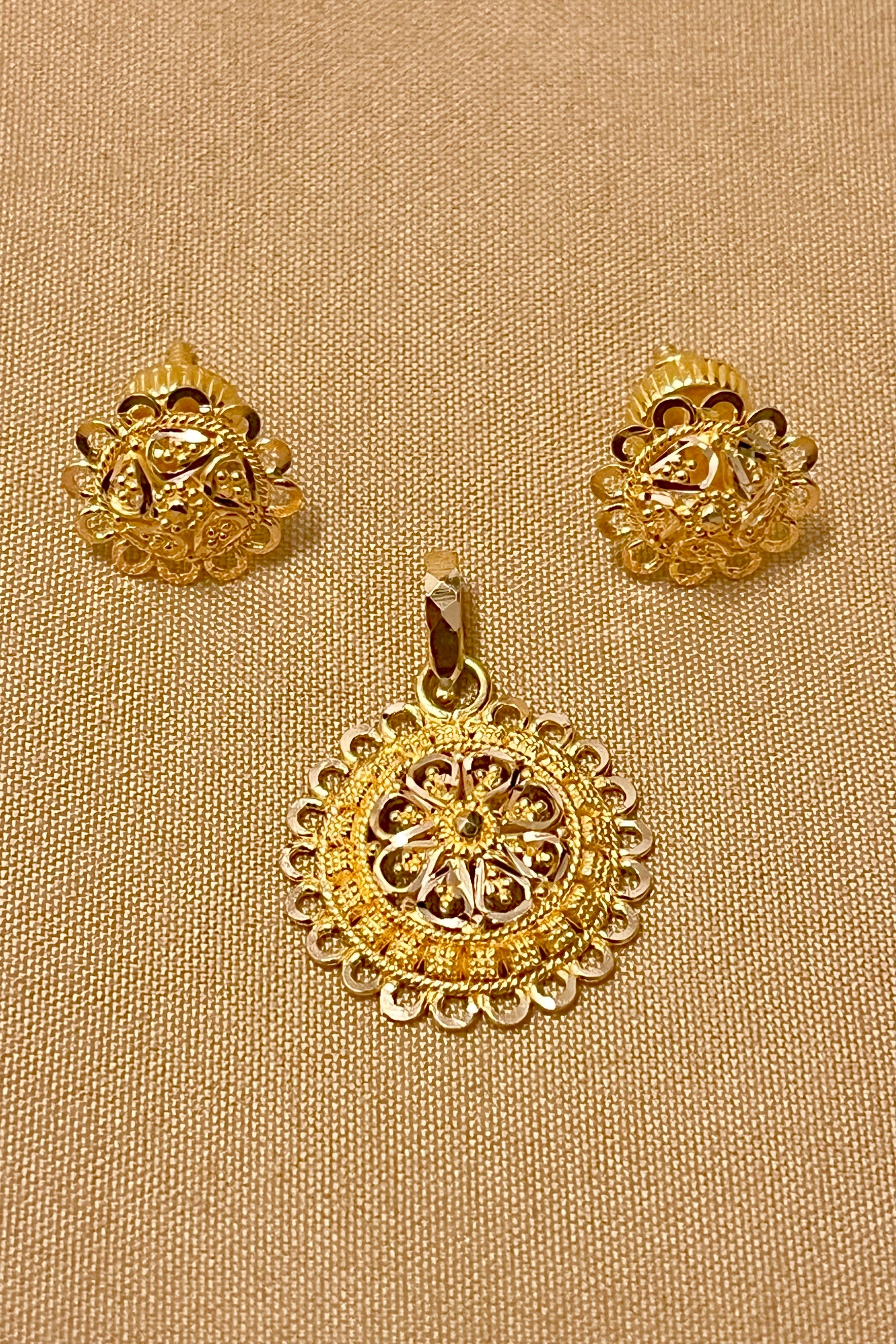 Purchase this 22 KT gold designer round pendant set right now at Paaie ...