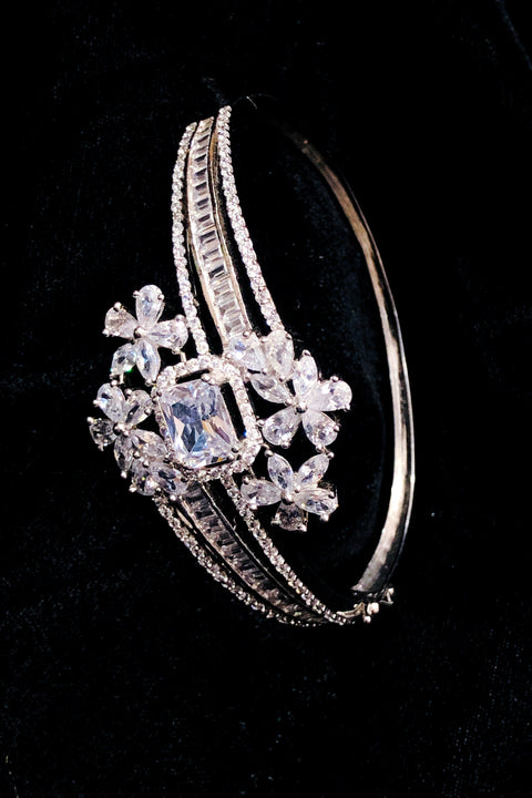 American Diamond Bracelet for Women Fashionable & Trendy Openable Bracelet (D150)